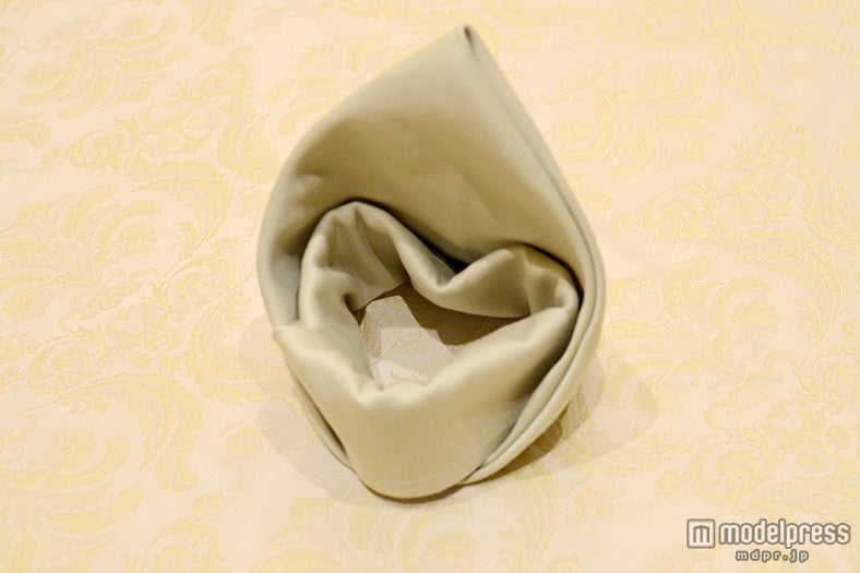 テーブルナプキンはハートとティアラをイメージ