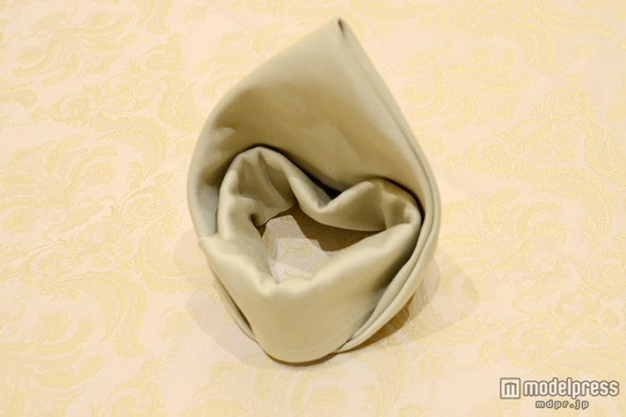 テーブルナプキンはハートとティアラをイメージ