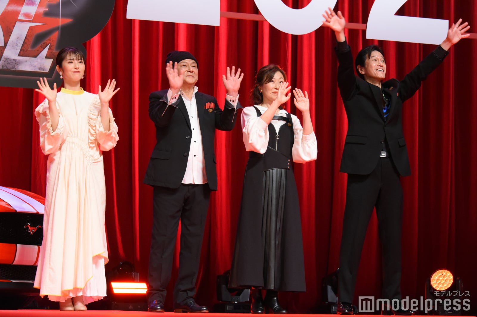 （左から）浜辺美波、池田秀一、山崎和佳奈、小山力也（C）モデルプレス