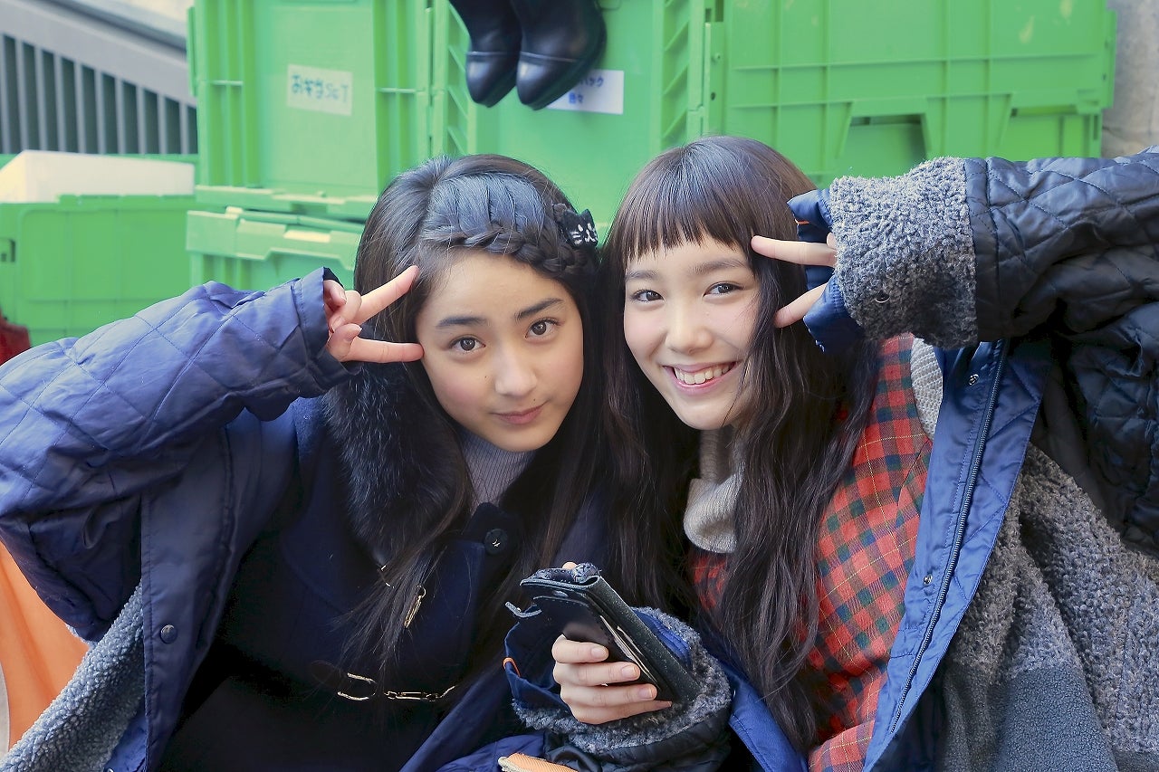 （左から）平祐奈、飯豊まりえ／メイキングカット（C）2017「きょうのキラ君」製作委員会