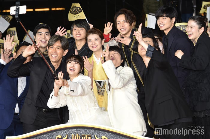 チームワーク抜群のキャスト陣が仲良く自撮り(投げキスで盛り上げる櫻井翔&勝地涼)(C)モデルプレス