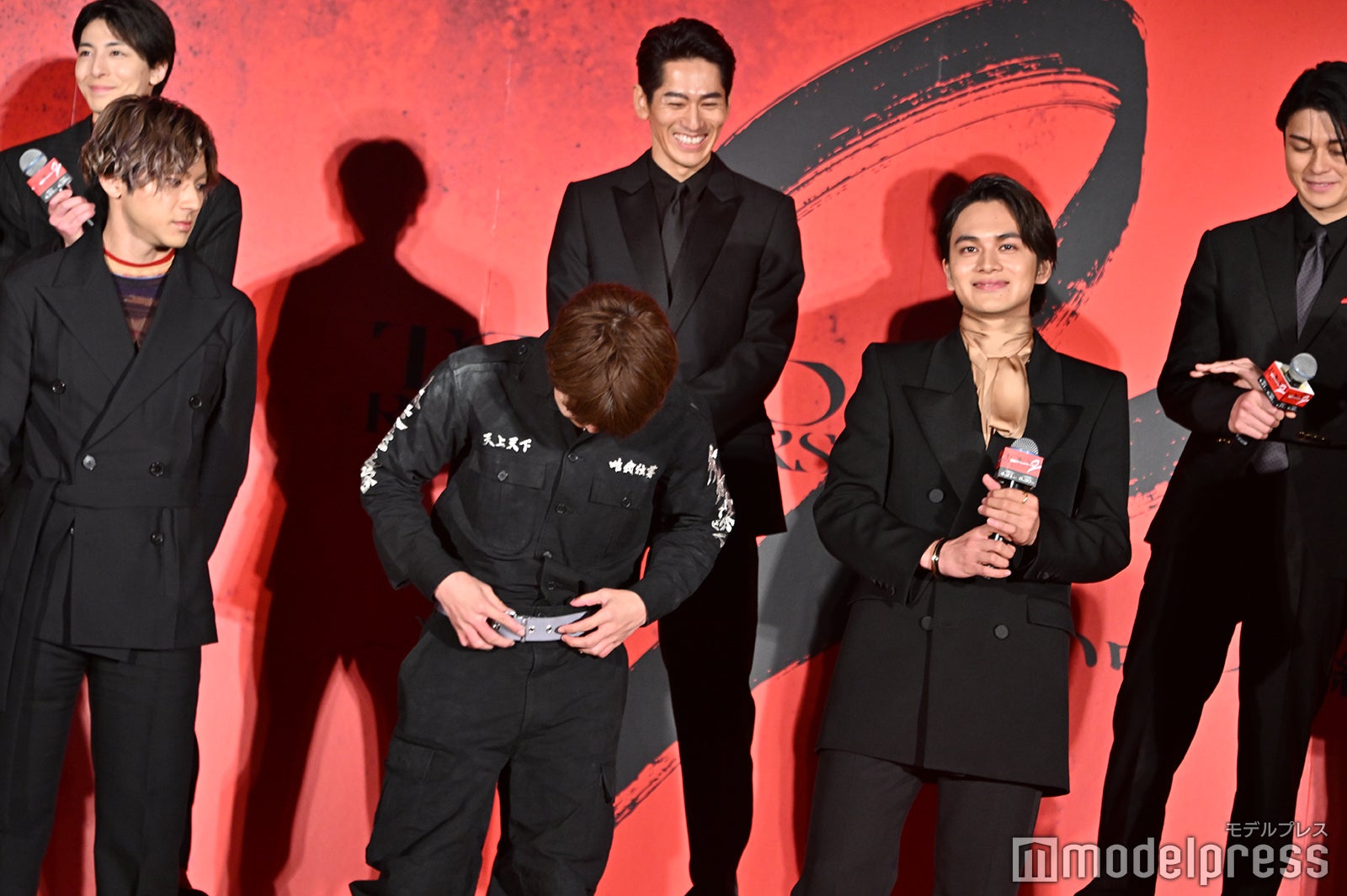 北村匠海にマイクを差し出され「泣きそうなんで大丈夫です」と目に涙を溜めていた堀家一希（中央）（C）モデルプレス