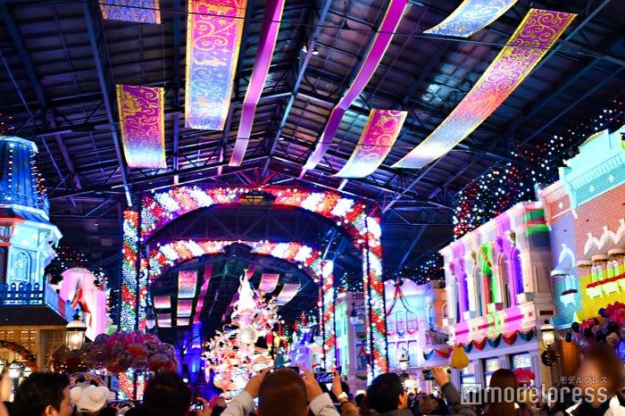 「セレブレーションストリート」クリスマスバージョン (C)モデルプレス(C)Disney