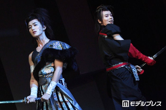 HiHi Jets井上瑞稀＆橋本涼“デコチャリ”で新橋演舞場を激走 迫力の殺陣・表情で魅せる【劇走江戸鴉～チャリンコ傾奇組～】