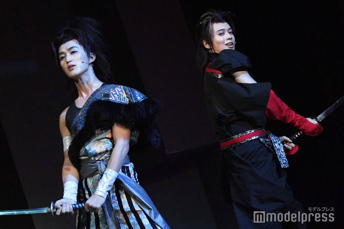 殺陣シーンで阿吽の呼吸を見せたさすがの“はしみじゅ”コンビ/橋本涼、井上瑞稀「劇走江戸鴉~チャリンコ傾奇組~」ゲネプロ(C)モデルプレス