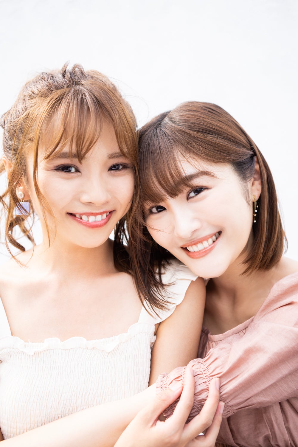 磯佳奈江、川上礼奈「磯佳奈江1st写真集 いそちゃん」（C）KADOKAWA  PHOTO／MAKINO SHOTA