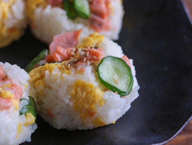 【おにぎりレシピ】2選。「具沢山おにぎり」と「冷凍おにぎり」の作り方を紹介。簡単・時短・おいしい！【anna・関西まとめ】