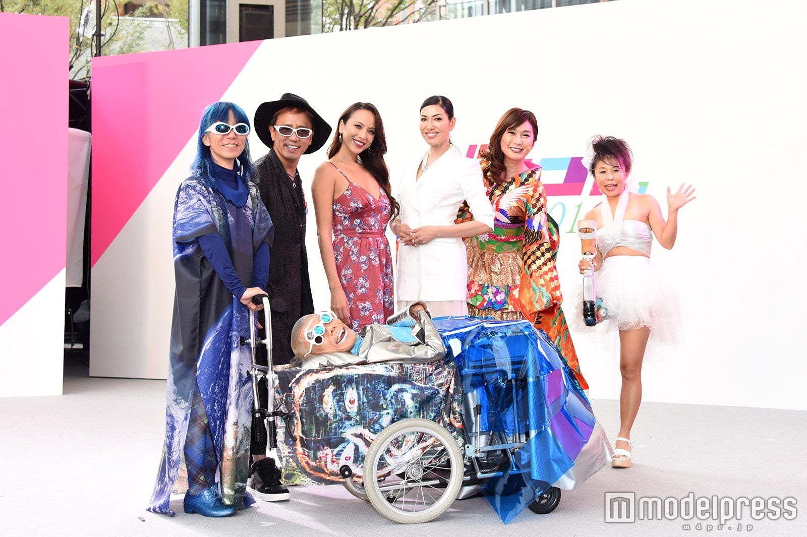 （左から）デザイナーの鶴田能史氏、山本シュウ、あそどっぐ、道端アンジェリカ、アン・ミカ、はるな愛、大西瞳氏（C）モデルプレス