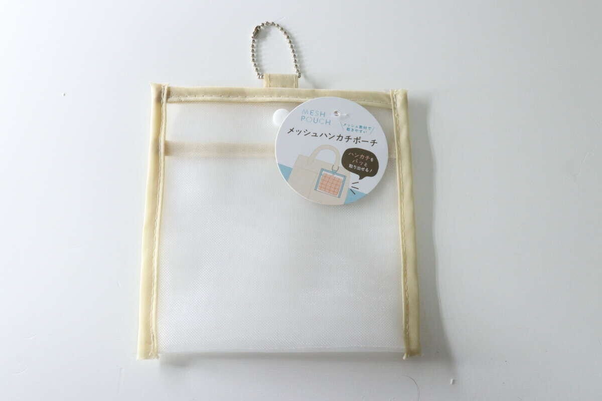 セリアのメッシュハンカチポーチのパッケージ。商品名と説明が書かれている。 セリアのメッシュハンカチポーチのパッケージ。商品名と説明が書かれている。