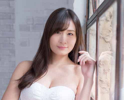清瀬汐希、グラマラスボディ際立つ白水着で魅了 「GIRLS graph.002」誌面カット解禁