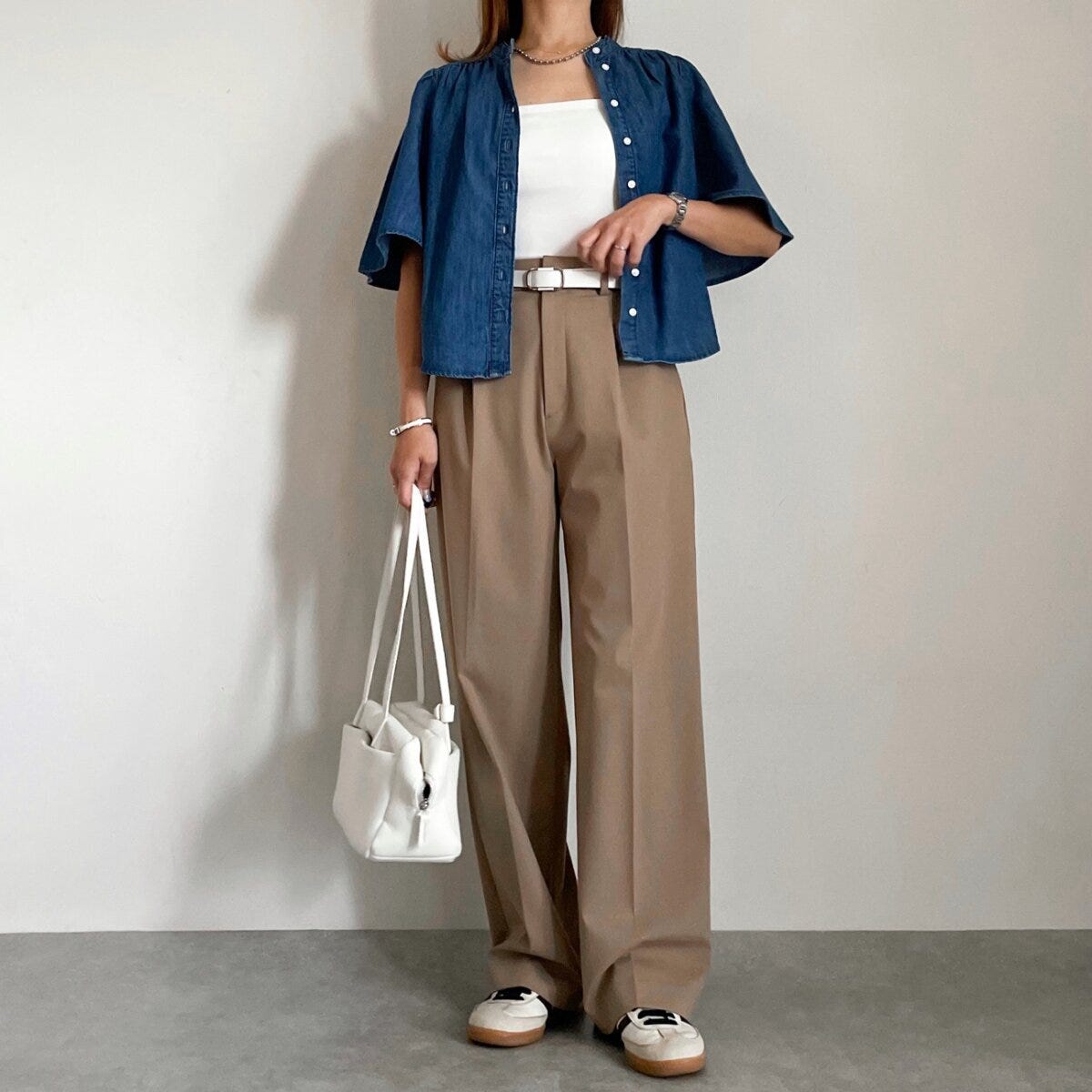 H＆M　デニムブラウス　ベージュワイドパンツの羽織りカジュアルコーデ