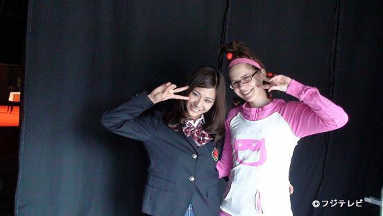 西内まりや（左）