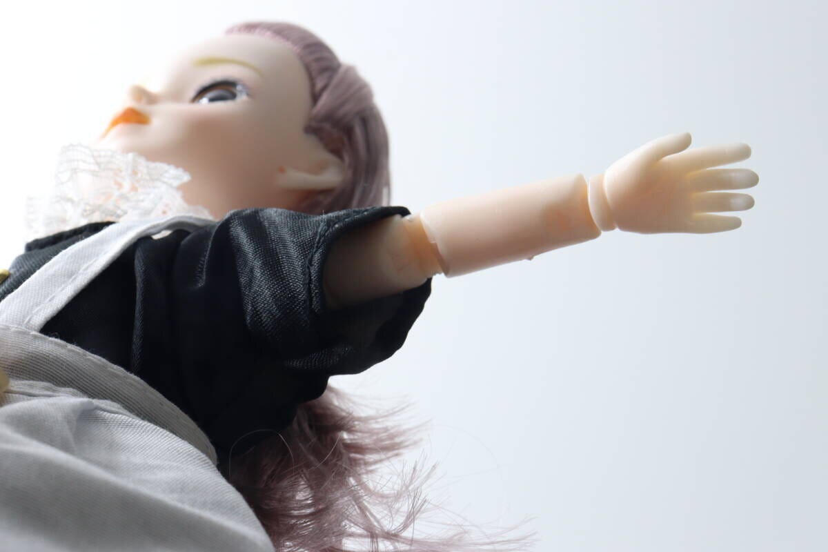 リンちゃんドールの腕を真横に伸ばした状態のアップ