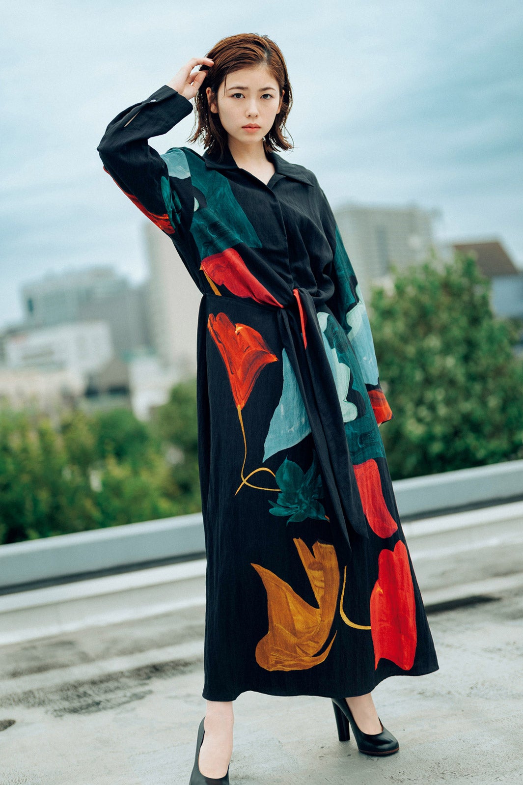 小芝風花、黒ワンピース×ヒールでクールにキメる