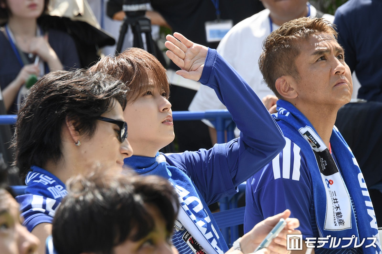 （左から）白岩瑠姫と写真を撮りたい西洸人、眩しそうにスクリーンを見る白岩瑠姫、稲本潤一氏（C）モデルプレス