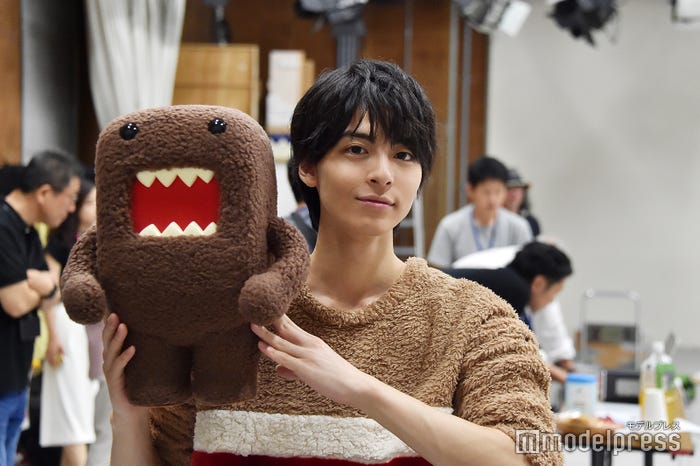 高杉真宙、どーもくんと2ショット!(C)モデルプレス