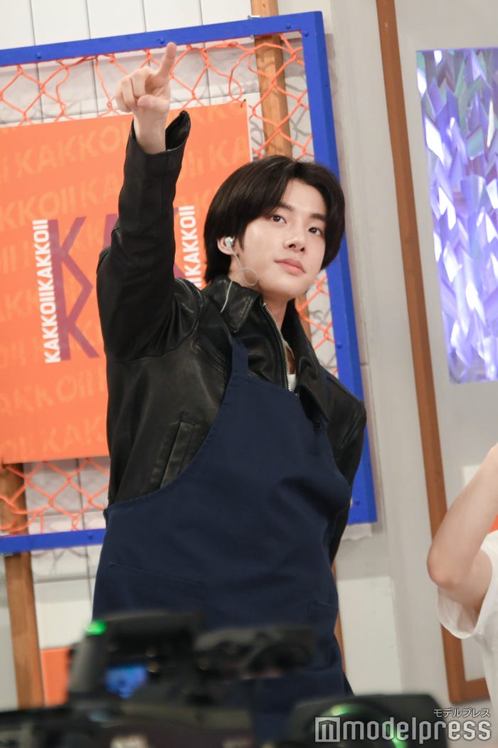 気合いを入れるJAKE(ジェイク)(C)モデルプレス
