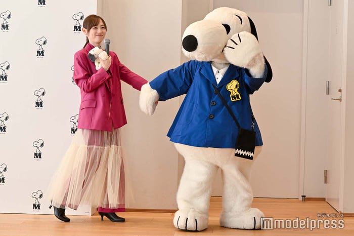福原遥をエスコートするスヌーピー(C)モデルプレス