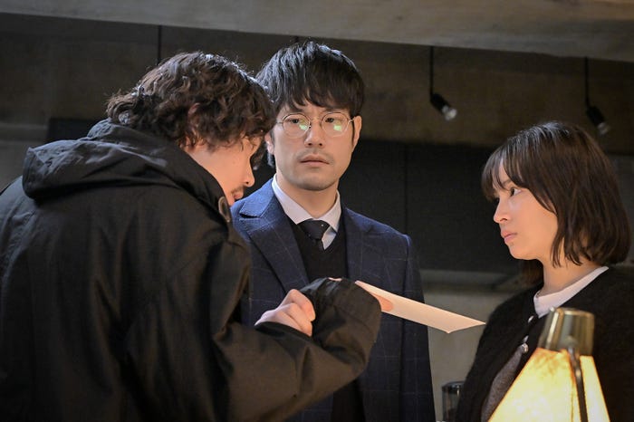 磯村勇斗、松山ケンイチ、広瀬すず「クジャクのダンス、誰が見た?」第2話(C)TBS