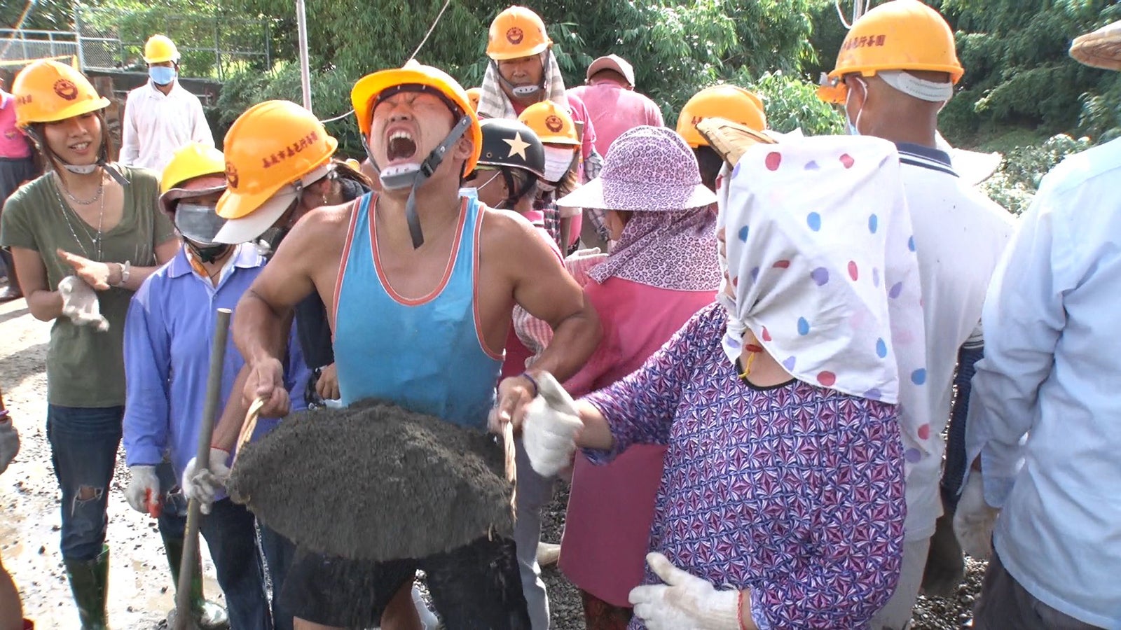 台湾へのお礼としてボランティアをするメンバー／「あいのり：Asian Journey」第10話より（C）フジテレビ