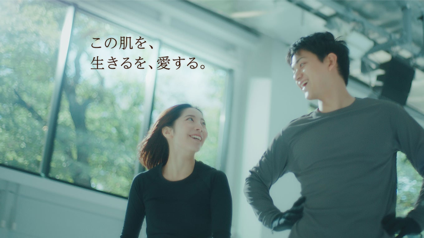 三浦璃来、木原龍一／新ブランドミッションムービー「この肌を、生きるを、愛する。」篇より（提供写真）