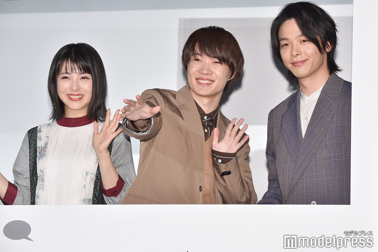 （左から）浜辺美波、神木隆之介、中村倫也（C）モデルプレス