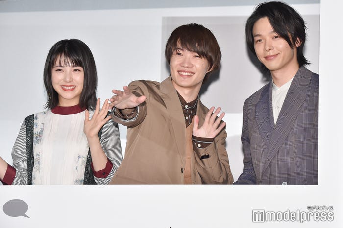 (左から)浜辺美波、神木隆之介、中村倫也(C)モデルプレス