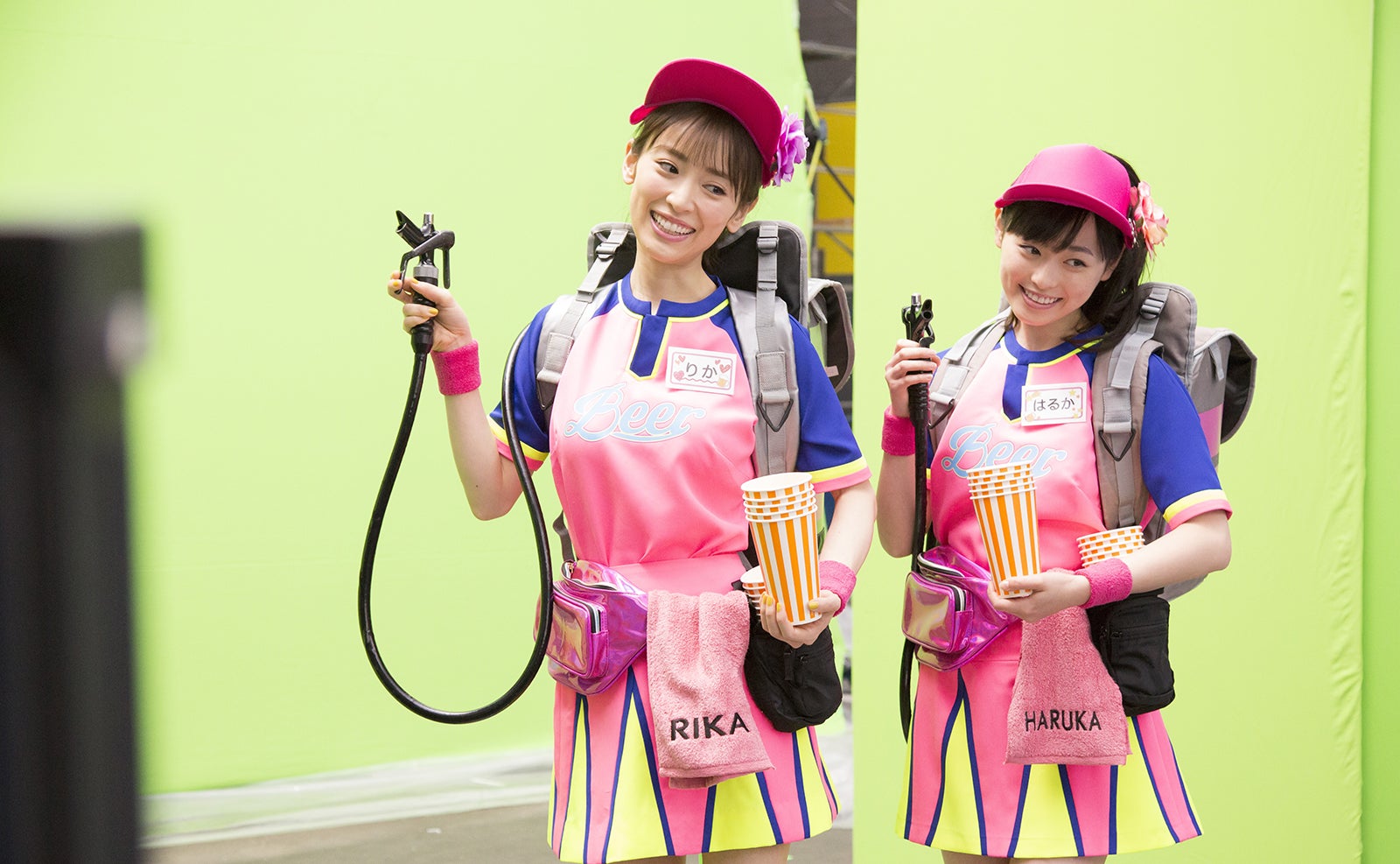 泉里香、福原遥／「はじめての夏バイト」篇メイキングカットより（提供写真）