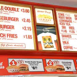 ハンバーガーのメニューは、ハンバーガー、チーズバーガー、ダブルダブルの3種類のみ