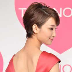 美しい背中とデコルテラインを披露した剛力彩芽