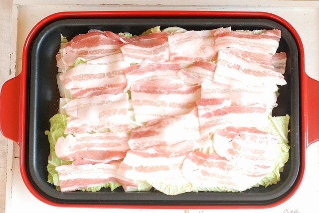 ホットプレートに、白菜→豚バラ→白菜→豚バラの順に重ねて並べる。