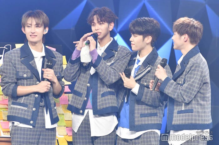 涙こぼすアントニーのもとに集まったハルト、ユウト、タクト(C)モデルプレス