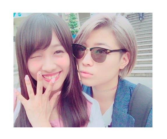 Dancing DollsのMisaki(右)に夢中な様子を見せたまえのん/前田希美オフィシャルブログ(Ameba)より