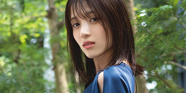 声優・花宮初奈、ロングドレスからほっそり二の腕&美肌輝く 初ソロ撮り下ろしで30P特集<VOICE VISTA magazine>