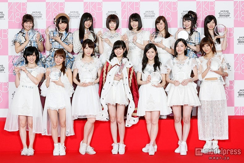 「第7回 AKB48選抜総選挙」選抜メンバー※宮脇咲良は不在／（前列左から）山本彩、高橋みなみ、柏木由紀、指原莉乃、渡辺麻友、松井珠理奈、宮澤佐江（後列左から）柴田阿弥、松村香織、北原里英、島崎遥香、横山由依、渡辺美優紀、高柳明音、武藤十夢（C）AKS