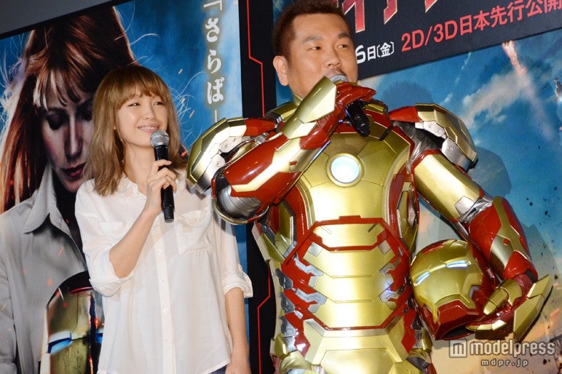 夫婦揃って映画「アイアンマン3」のイベントに登場した、木下優樹菜（左）とFUJIWARAの藤本敏史（右）