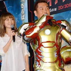 夫婦揃って映画「アイアンマン3」のイベントに登場した、木下優樹菜(左)とFUJIWARAの藤本敏史(右)