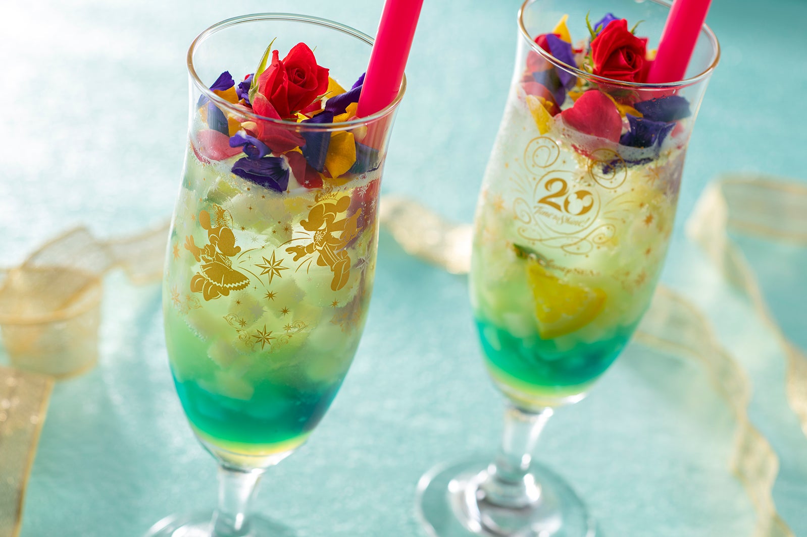 スペシャルドリンク（ミックスフルーツ＆ソーダ）スーベニアグラス付き／2,100円、ドリンク単品1杯900円（C）Disney