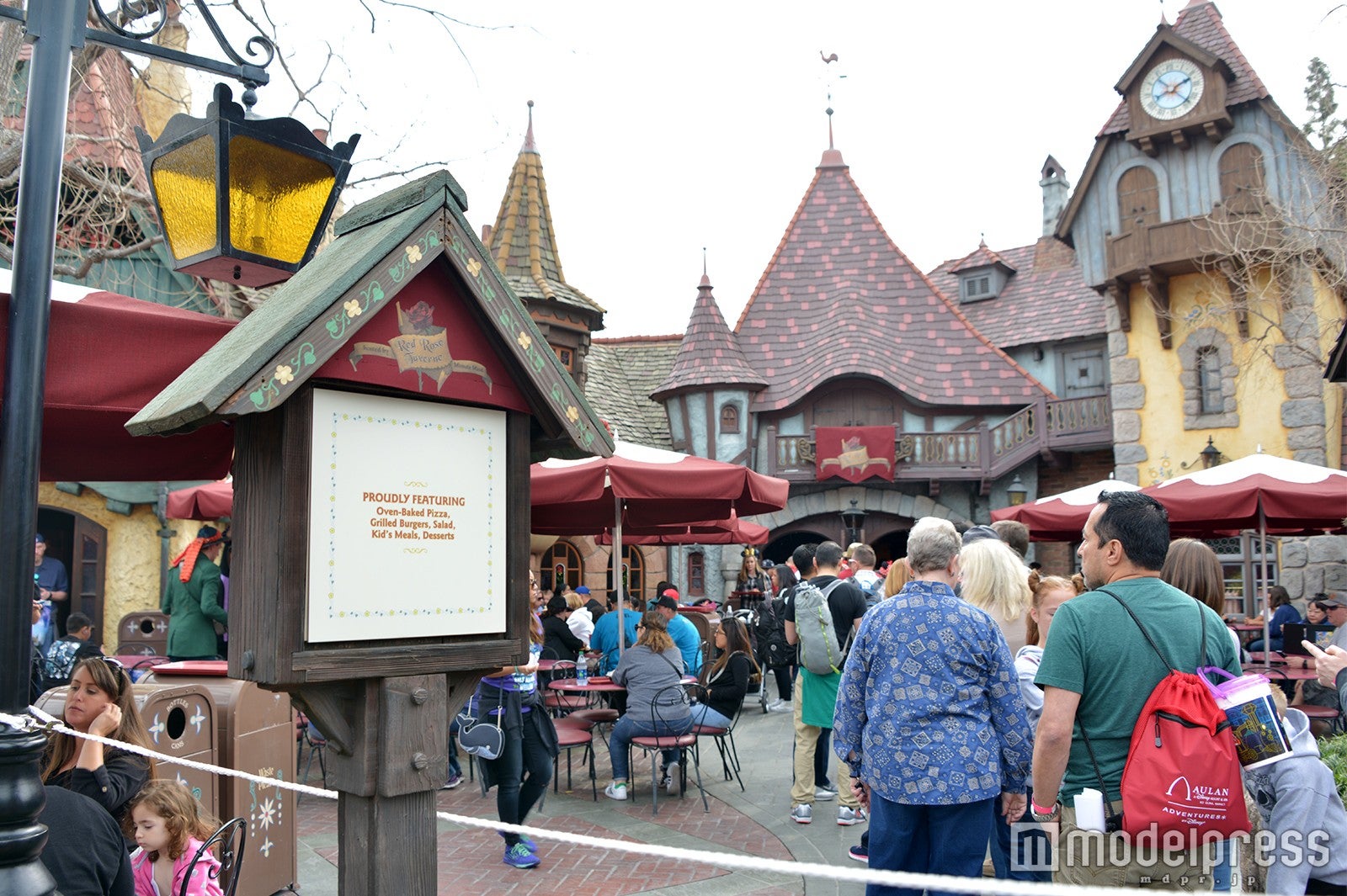 ダイニング「Red Rose Taverne」（C）モデルプレス