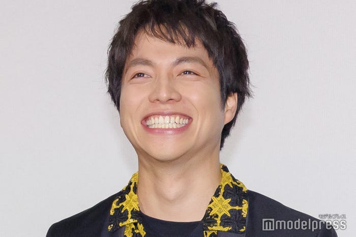 歯を見せて笑う重岡大毅(C)モデルプレス