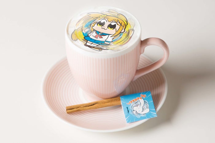 ギュルルルルッて回すシナモンホットチョコレート890円（C）O／T・K<br />（C）’76，’84，’93，’96，’01，’05，’19 SANRIO CO．，LTD．APPROVAL NO．S593879