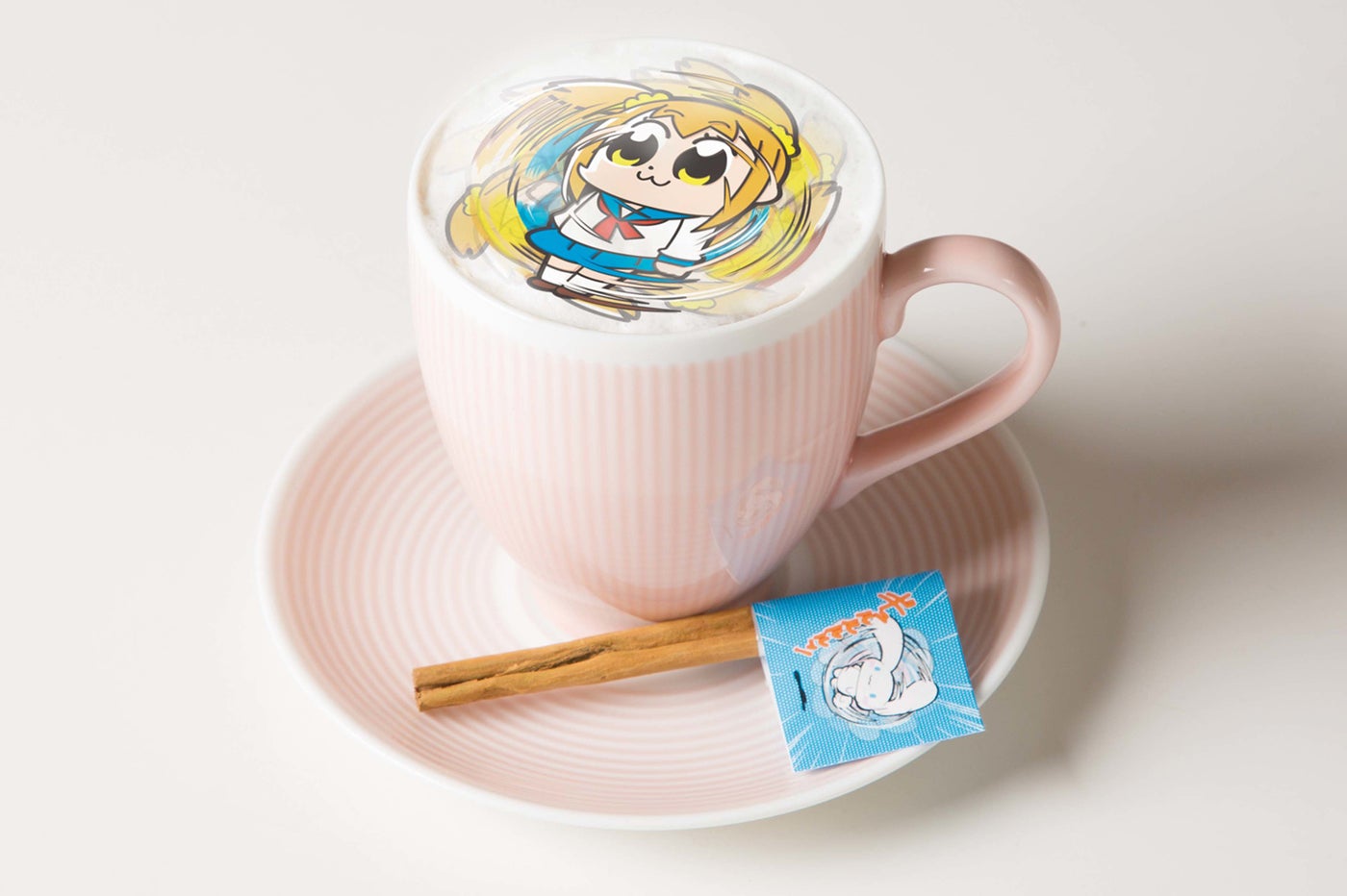 ギュルルルルッて回すシナモンホットチョコレート890円（C）O／T・K<br>
（C）’76，’84，’93，’96，’01，’05，’19 SANRIO CO．，LTD．APPROVAL NO．S593879