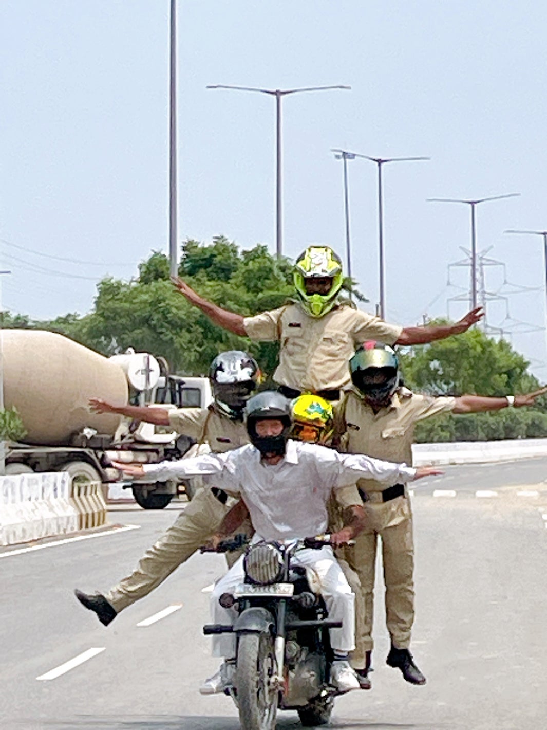 100人隊ロケの様子（C）日本テレビ