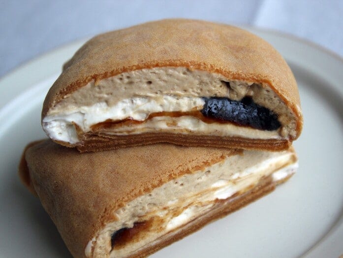 もちもち生地に、口どけなめらかな黒糖クリームとホイップ、黒糖ソース