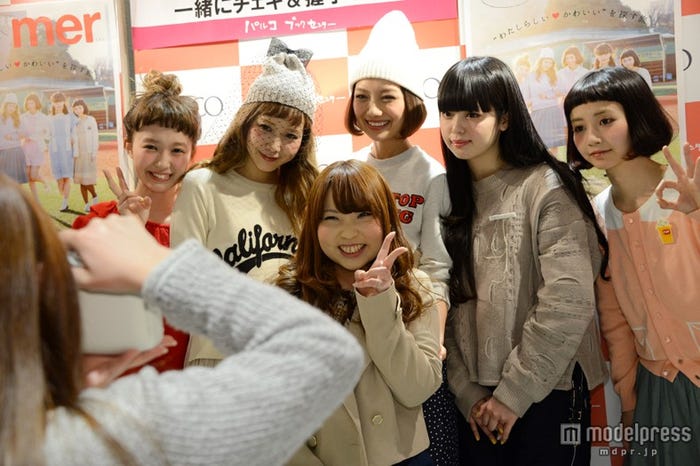 チェキ撮影を行う(後方左から)柴田紗希、田中里奈、武智志穂、青柳文子、三戸なつめ