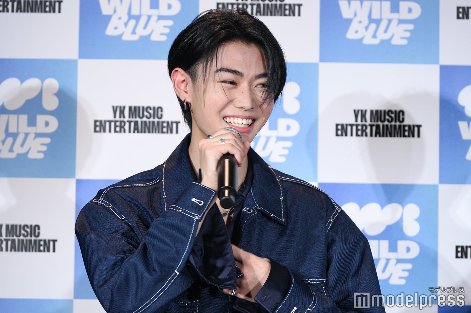 天然エピソードを明かされ照れる鈴陽向（C）モデルプレス