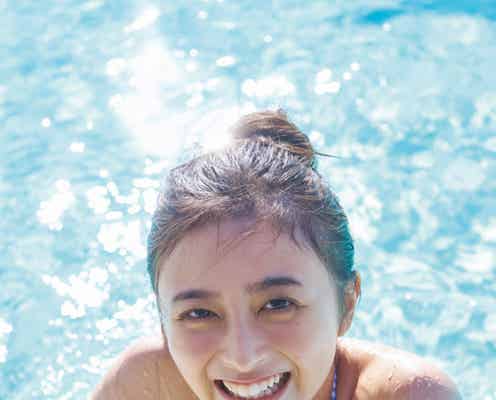乃木坂46井上和、プールで弾ける笑顔のビキニショット 1st写真集先行カット解禁【モノローグ】