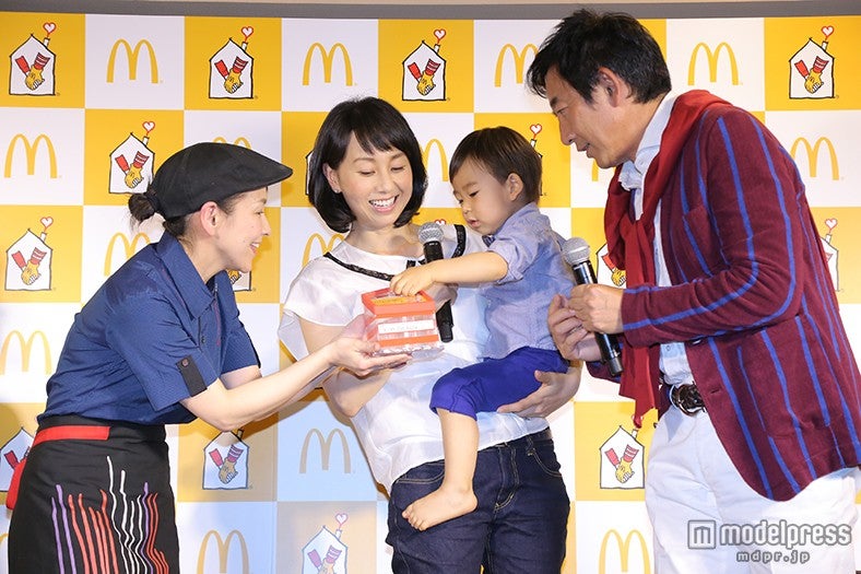 息子理汰郎君とともに募金する東尾理子と石田純一