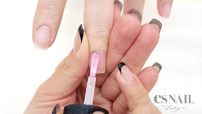 ベースコートは先端もしっかり塗ることで取れにくく!(画像提供:esNAIL)