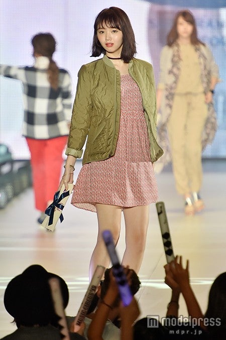 「Seventeen」江野沢愛美、ミニワンピで美脚披露　透明感溢れるウォーキングに歓声＜関コレ2015A／W＞